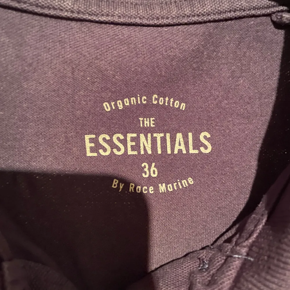 En mörkblå piké från Essentials den är i storlek xs och den är väll omhändertagen och i bra skick . Skjortor.