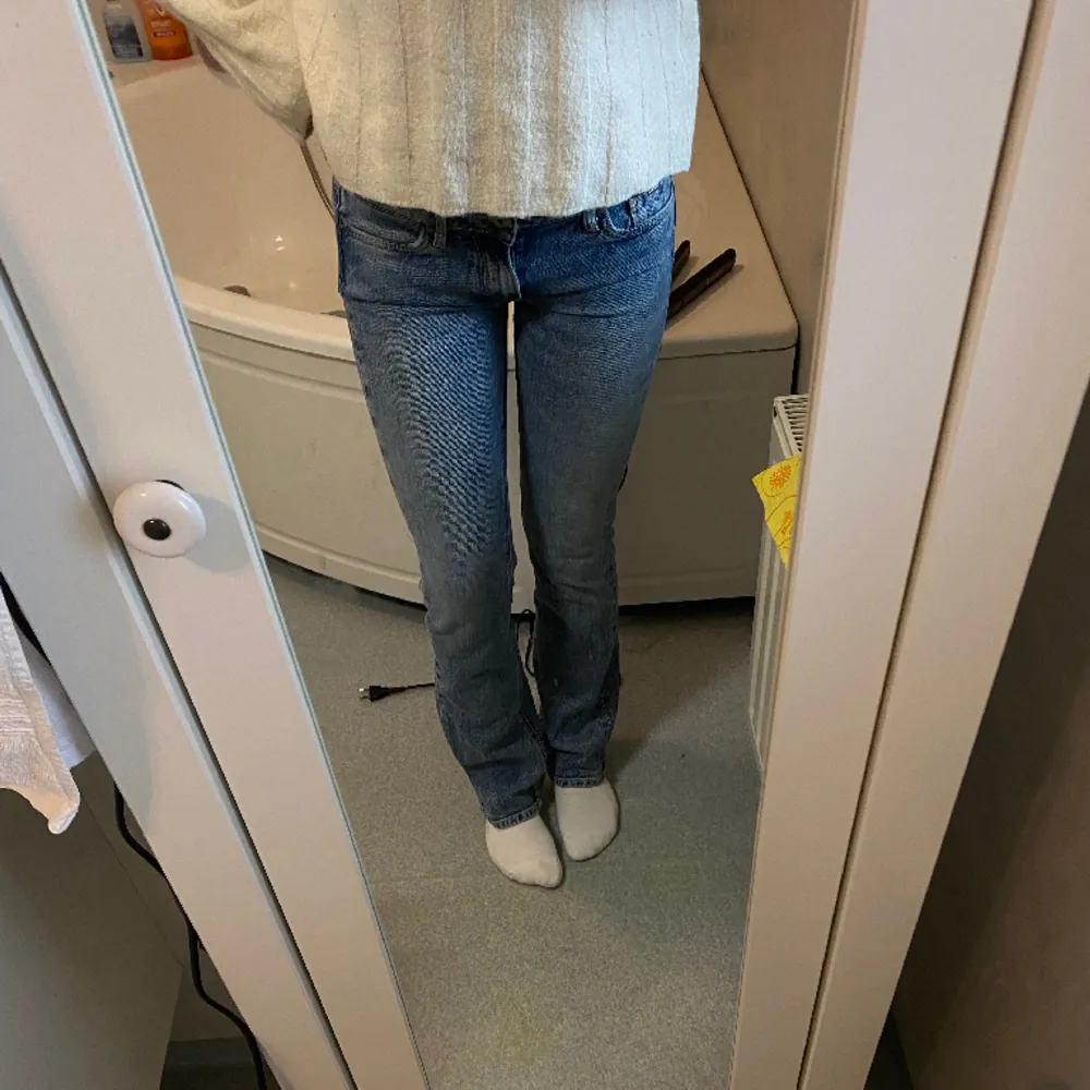 Säljer mina lågmidjade jeans då de börjar bli lite för små. Skriv för fler frågor ❤️. Jeans & Byxor.