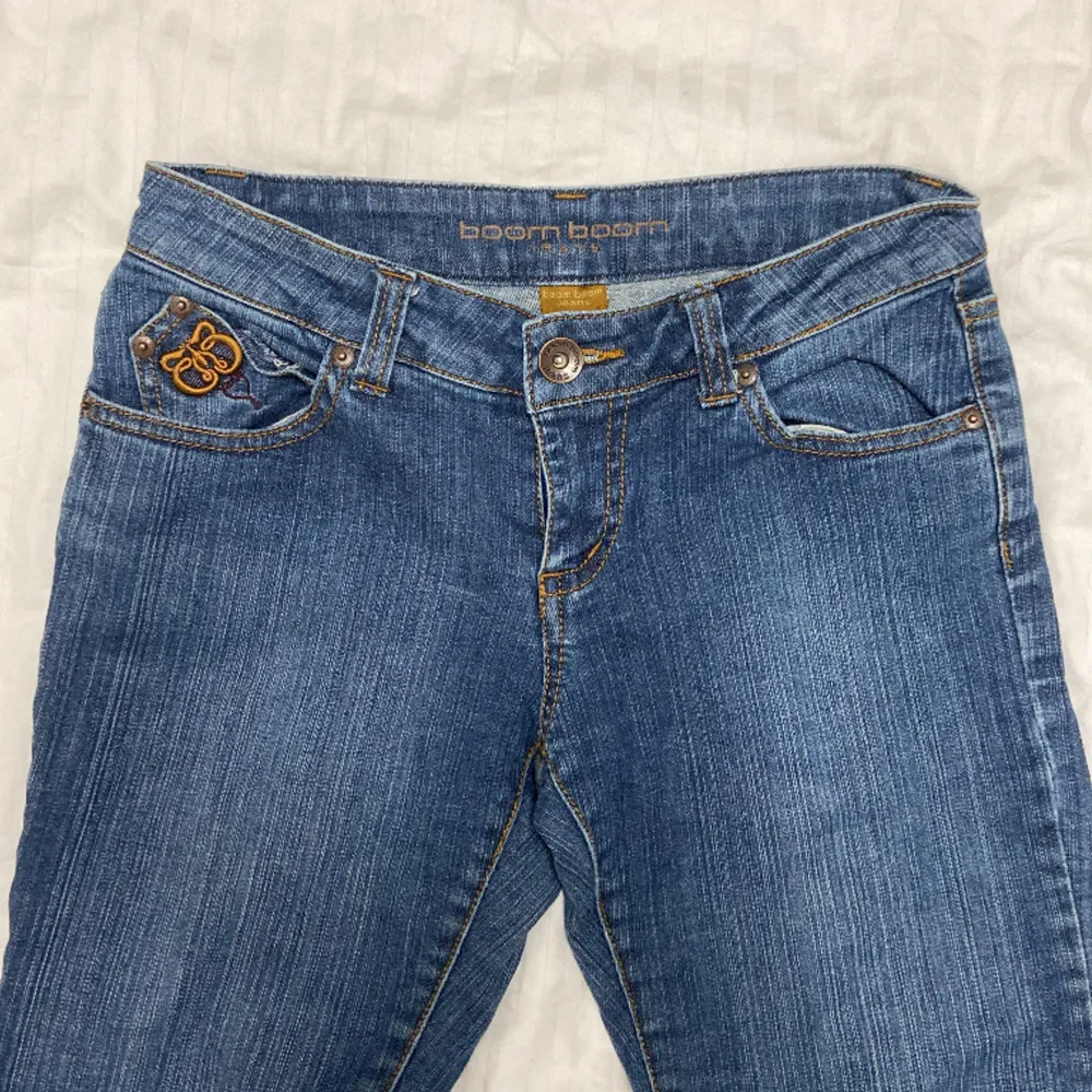 säljer dessa jätte coola lågmidjade jeans i passformen flare 💗 midjemåttet: 37cm innerbenslängd: 76cm. Jeans & Byxor.