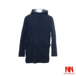 Zadig & Voltaire jacka - Vinterjacka Zadig & Voltaire med äkta päls. Skick: 8/10, få tecken på användning. Strl: M. Kontakta oss gärna för frågor och fler bilder samt kolla in vår sida för fler plagg!