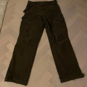 Woodline byxor  - Tjocka stabila Woodline byxor för ute och friluvsliv. Cirka storlek 32/32