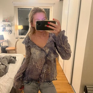 Mönstrad blus - Snygg blus med coolt mönster som är perfekt nu till våren!’