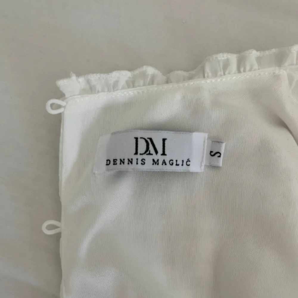 Säljer den här superfina vita klänningen som passar perfekt till studenten!! Den är köpt i andrahand men är i superfint skick! Inga defekter, är som ny!!💗🫶🏻 Skriv privat för fler bilder💕. Klänningar.