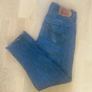 Levis 501 jeans - Ett par snygg retro Levis jeans som är lite slitna, annars är de i bra skick och passar både män och kvinnor, storlek W33 L32🚨🚨