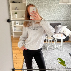 Grå hoodie - Grå hoodie med grönt tryck köpt på hm💚 Storlek xs men passar även s. Relativt använd men fortfarande i väldigt gott skick!! 