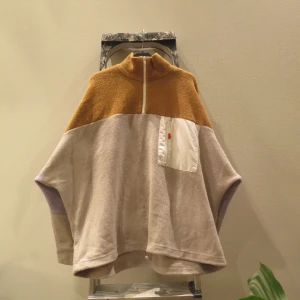 Mysig oversize fleece  - Blockfärgad fleece från monki i härligt, mjukt material.  Oversize modell.  Fler bilder finns om intresserad!  100% polyester  Jag svarar gärna på frågor :) 