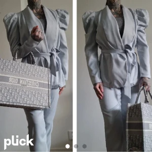 Zara kostym  - Superfin kostym Kavaj med puffärm och långt avtagbart band i midjan. Byxorna har hög midja o dold dragkedja i sidan. Size 36/38