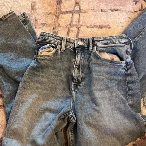 Blåa high waist jeans från hm! Bra kvalitet men har vart använda mycket! 