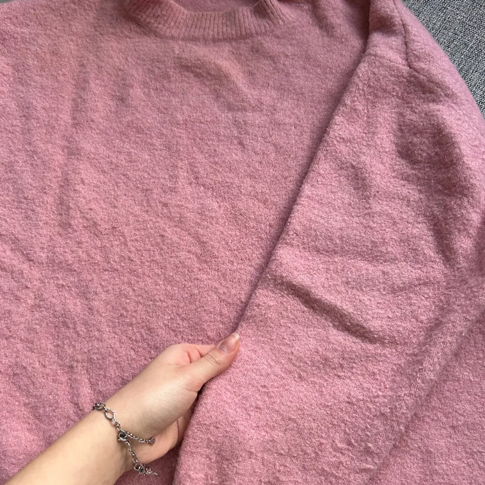 Stickad rosa tröja från zara! Storlek small men råkat krympa lite i tvätten  så xs-s beroende på hur man vill att den ska sitta 🩷 Jättefint skick . Tröjor & Koftor.