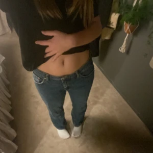 Lågmidjade blåa jeans  - Dessa är ett par lågmidjade, blåa jeans som har loose fit. De är använda 1 gång och kommer från Gina. Originalpris: 500sek