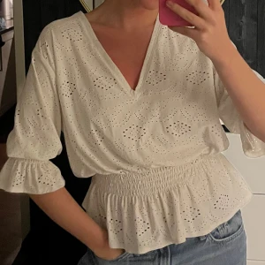 Vit blus - Gullig blus