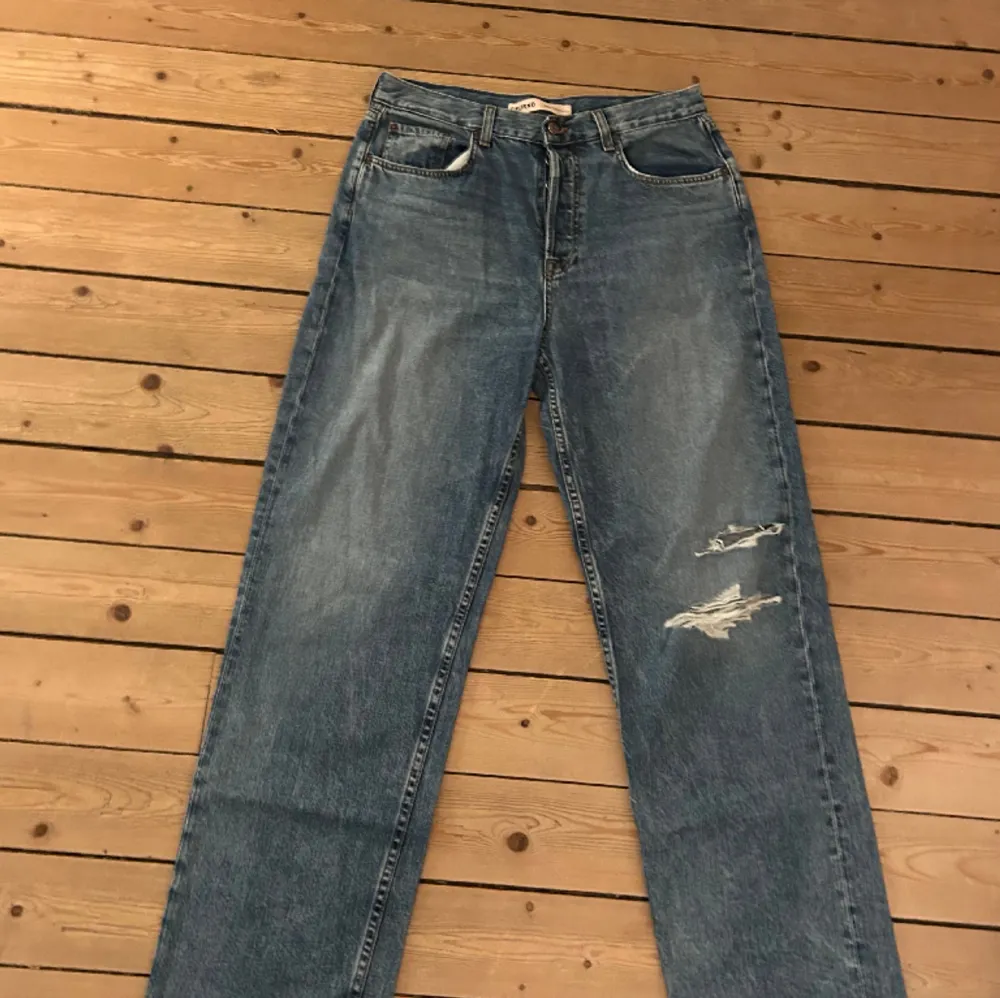 Säljer mina sjukt snygga jeans från GRLFRND, i modellen Bella low rise boyfriend.💕 Nypris: 3200kr Sitter ganska overaized och går hela vägen ner, se sista bilden för hur de sitter på modellen!  . Jeans & Byxor.