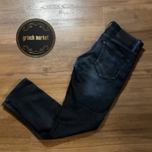 G-star raw jeans  - Ett par sköna G-star raw  jeans som är slimmade | 28/30 som sitter riktigt fett på modellen, han är 170cm och 55kg, mått finns i pm | inga tecken på använding, skick 9,5/10 | nypris ca 1300 | kom gärna med frågor! |