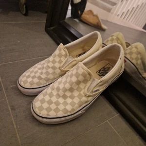 VANS, skor storlek 39, beigerutiga - VANS , använda men i mycket fint skick. Ej slitna. Ej skavda.