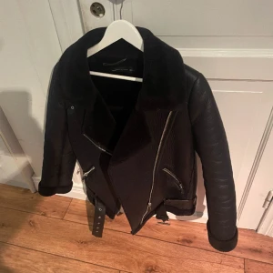 Skinnjacka med päls - Säljer denna fina jackan från zara storlek XS! Nypris runt 1000 om jag minns rätt! Fint skick och säljes för 650 kr! Pris kan möjligtvis diskuteras vid snabb affär❤️ 