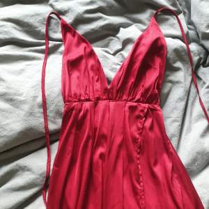 Använd vid ett tillfälle. Fint material, hög slits och knyts i ryggen. Som på bilden med den rosa klänningen. 