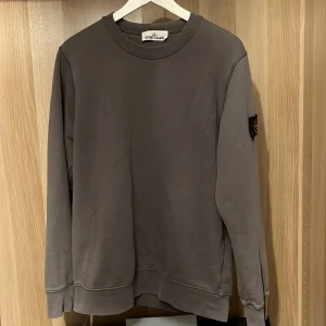 Stone island crew neck - Stone island crew neck i färgen grå och i storlek L. Använd men ändå fint skick, kan ordna fler bilder om det önkas, bara att höra av sig. Finns tag kvar som man såklart får med.