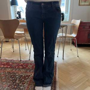 Jätte snygga mörkblå lågmidjade jeans, säljer endast pga att de är lite för stora. Om ni har några frågor kontakta mig!💘