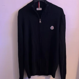 Moncler zip  - Säljer min Moncler zip som knappt är använd, priset kan diskuteras vid snabb affär