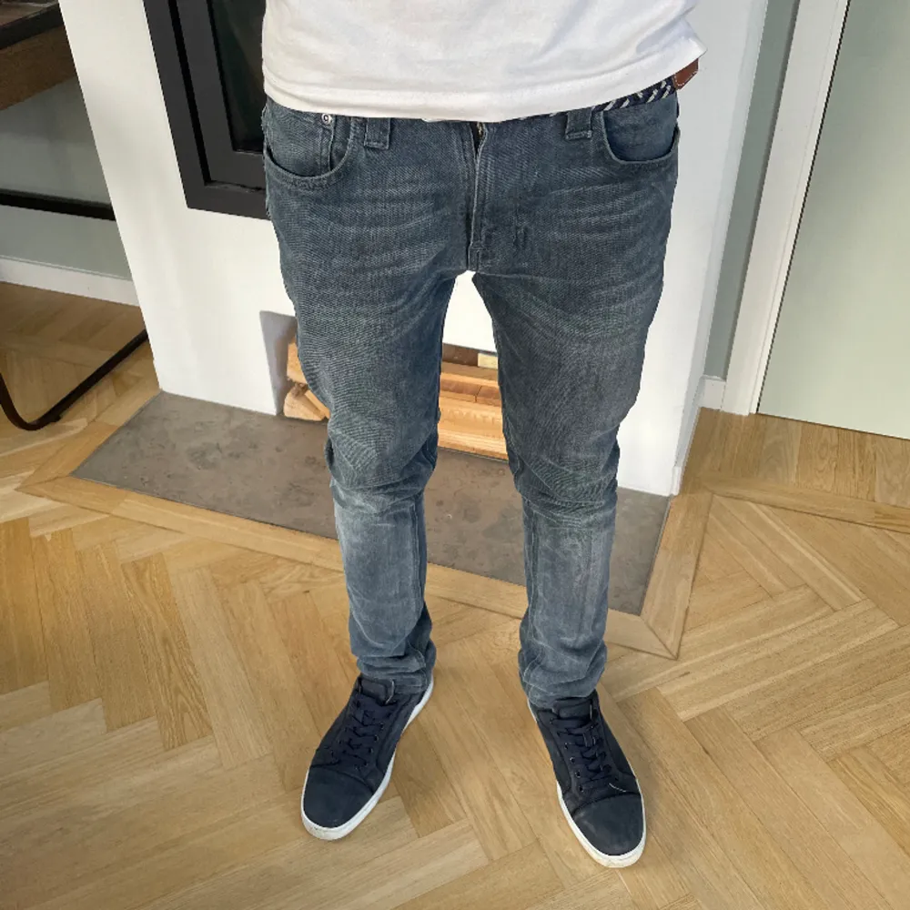 Riktigt feta och stilrena Nudie Jeans i storleken W29 L32. Jeansen är i en unik och snygg färg. Ursprungspris 1600 kr. Kontakta i DM om du har några funderingar!. Jeans & Byxor.