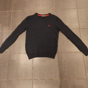 Morris tröja  - En jätte fin Morris tröja som är.använd fåtal gånger. Storlek L i barn storlek men är stor i storleken så motsvarar närmare s/xs