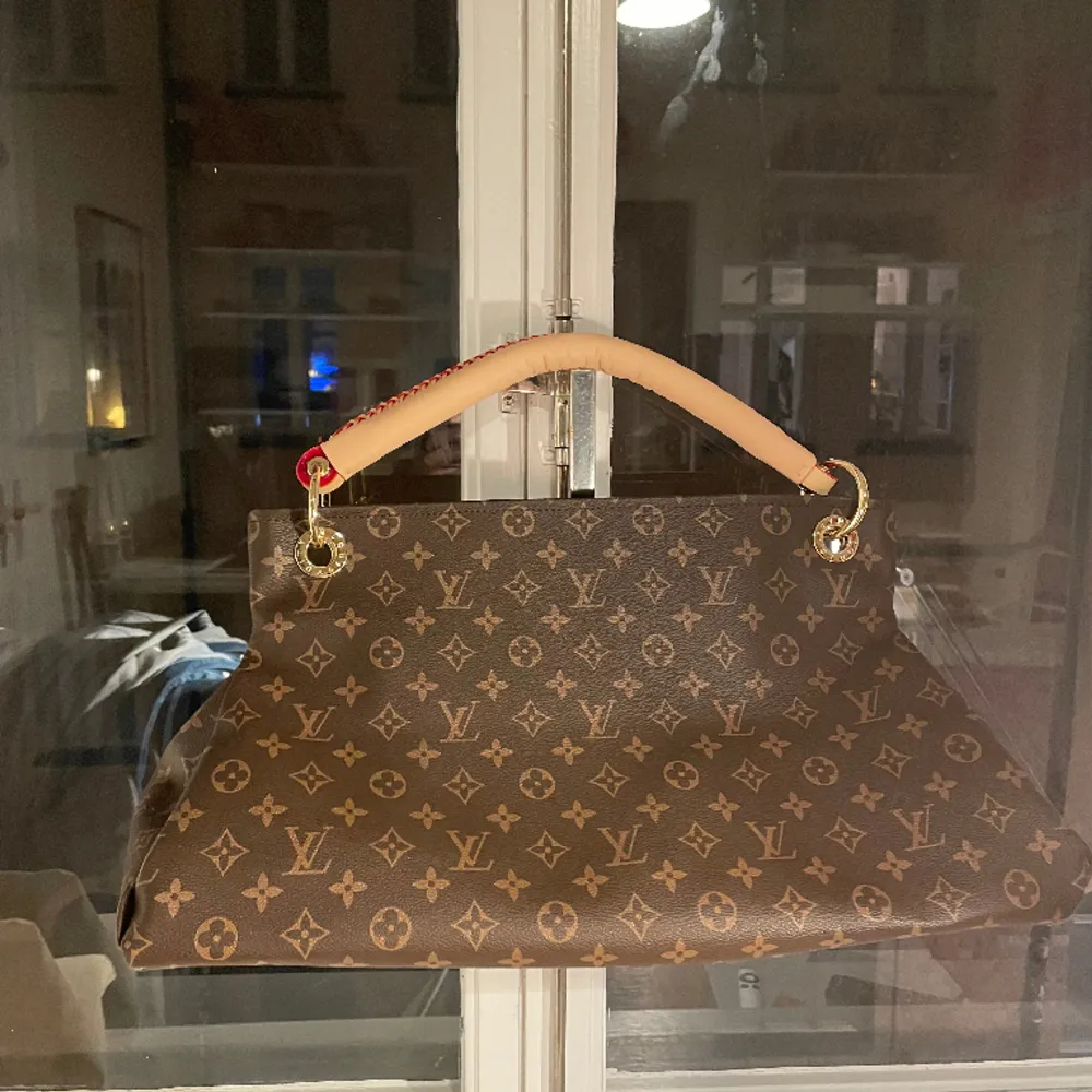 Louis Vuitton väska. Skriv för fler bilder eller frågor. 1:1 replika. . Väskor.