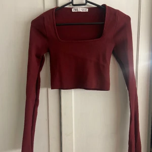 Vinröd croptop från zara storlek S - Säljer denna superfina croppade tröjan från Zara. Storlek S. Använd 3 gånger. Superfint material och skön på huden. Bra kvalitet, inga defekter.