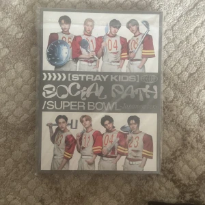Stray kids social path album  - Säljar album för lämplig pris innehållet allt som original förpackningen 