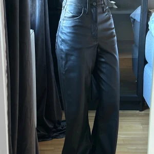 Läderbyxor  - Levis läderbyxor som är high waisted, har ett inre mjukare tyg som gör dem bekväma att bära. Jag är ungefär 152cm och passar någon med liknande längd 💕💕