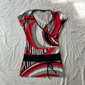 Vintage topp - Bra skick, storlek står ej passar m och kanske L då den är stretchig💗den är ca 70cm lång, har inga andra bilder!