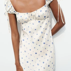 Zara klänning  - Slutsåld super fin klänning från Zara med lappen kvar, i storlek M men skulle säga att den är mer en S/XS🩵säljer för att den inte passar mej, så den är helt oanvänd bara testad