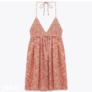 Zara kläning - Kollar intresset på min zara kläning som är helt slutsåld på hemsidan. Kläningen ser ut att vara två olika färger men den är röd och rosa med vita detaljer. Säljer då den inte passar mig. Pris kan diskuteras. ( SISTA BILDEN ÄR LÅNAD )