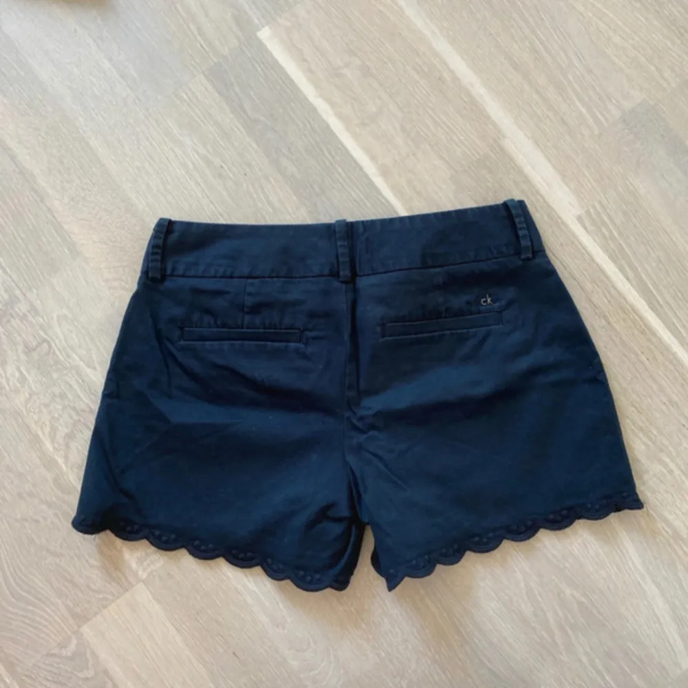 Lågmidjade shorts från Calvin Klein i stolek 0 vilket ger XS💗. Shorts.