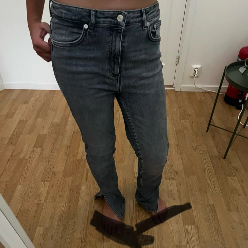 Ett par super fina jeans från Zara med vars en  slits på varje ben där nere.🩶 Storlek 40 men passar mig som har 38.🩶. Jeans & Byxor.