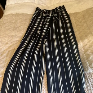 Randiga kostymbyxor - Säljer ett par jätte fina randiga kostymbyxor som inte kommer till användning då dem är för korta på mig (jag är 175cm). Passar xs-s. Använd ett fåtal gånger bara. 