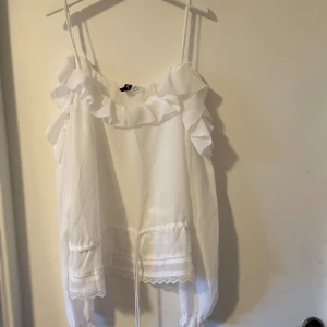 Sommar blus  - En fin tunn blus, perfekt till sommaren 🌻från hm. Säljer den pga för liten. Endast använd ett fåtal gånger. Svarar gärna på vidare frågor vid intresse 