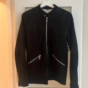 Mockajacka William Strouch - M - Svart mockajacka från William Strouch. Bra kvalité och mocka är i bra skick!