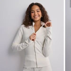 Zip tröja - Jätte fin zip tröja ifrån Nelly Storlek xxs jätte mysig inuti