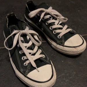 Low Converse  - Ett par svarta low converse i storlek 37,5 och skick 8/10. Så inte helt nya men ändå rätt fräscha, lite old school vibe inuti.