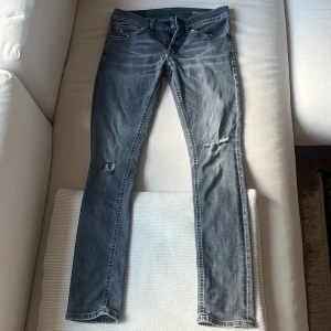 Dondup George jeans - As najs dondup jeans i storlek 29 och färgen grå. Modell George sitter som en schmäck 👌va inte rädd för att skicka ett prisförslag
