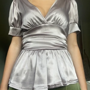 fest topp - såååå snygg fest topp men använder inte längre kom privat för fler bilder 🥰den är i silke material