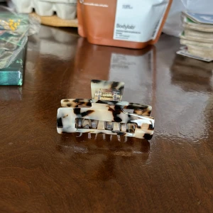 Fin hårklämma - En jätte fin hårklämma som är leopard mönstrad. Den är aldrig använd så som ny. kontakta mig för frågor eller för fler bilder💗