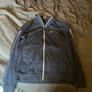 Hugo boss zip upp - Gammla modellen Hugo boss i ny skick Storlek:S Mörk blå Reflexer på ärmarna och på kedjan