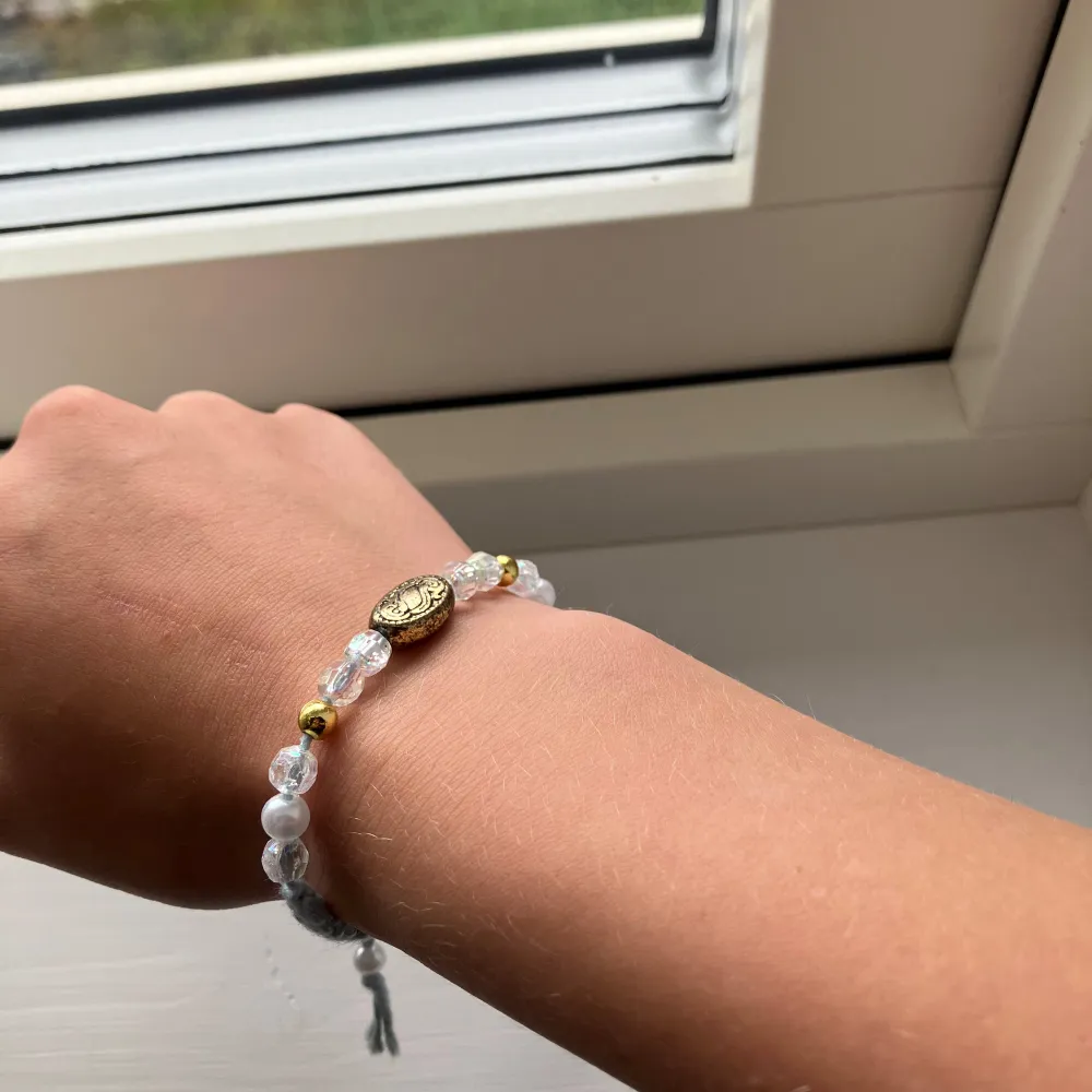 Blå fint armband med guld detalj, påminner mig om armband utomlands🌸 ny skick🥰 . Accessoarer.