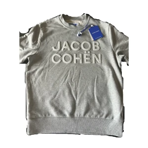 Jacob Cohen tröja  - Jacob Cohen tröja i storlek S i nyskick köpt vid årskiftet tveka inte att hör av er vid frågor.
