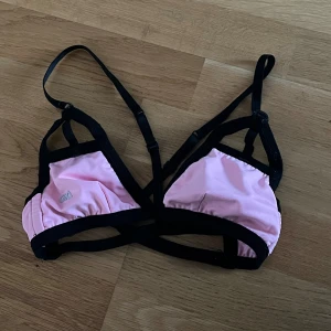 Fin bikini överdel med fin rygg där banden korsar  - Står ingen storlek men skulle säga xs 