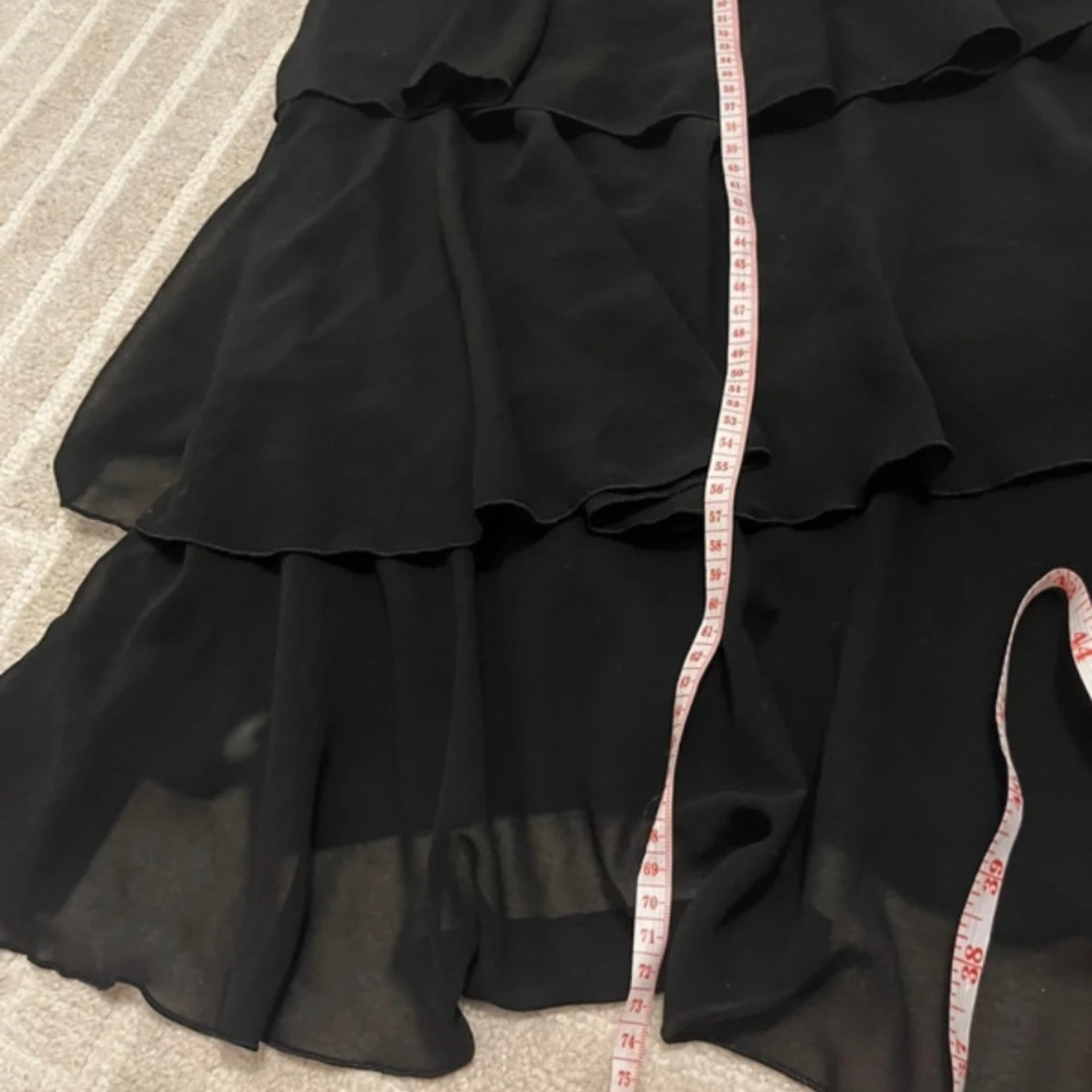 Svart klänning med volanger - 91