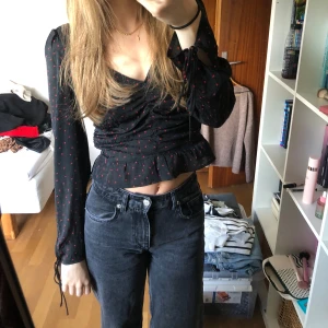 Festtopp - Både snygg och söt svart festtopp med hjärtmönster och snörning vid ärmarna ❤️🖤❤️🖤knappt använd