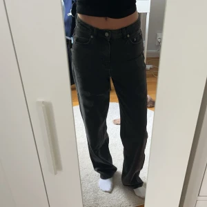 Jeans från na-kd  - Jag säljer ett par jättefina grå/svarta jeans från nakd i storlek 34. Knappt använda och i superbra skick💕nypris: 200kr mitt pris: 399kr + frakt✨