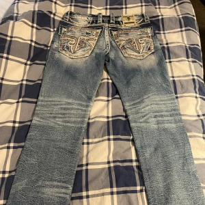 Rock revival jeans - Storlek 30 Är ca 180 passar mig perfekt. Köpte dom bara föra veckan men de vart lite dyrt. Har använt 1 gång (oanvänt skick) Säljer dom 400kr biligare. Kvitto finns.